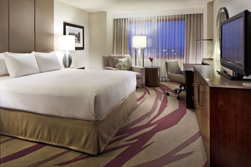 Room, 1 King Bed, Balcony, Corner