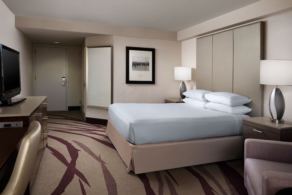 Room, 1 King Bed, Accessible, Bathtub (Mobility & Hearing)