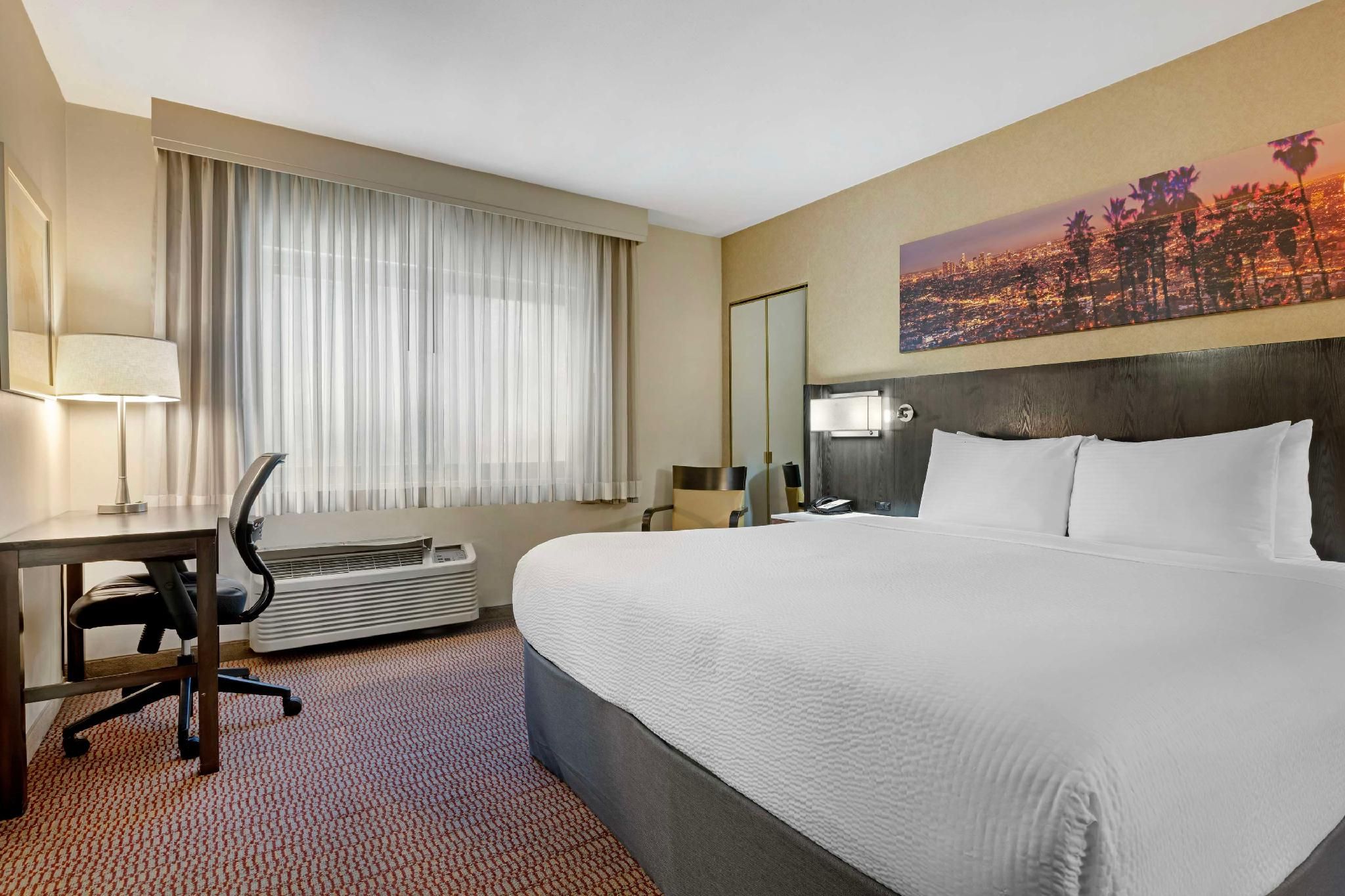 Suite - 1 King Bed, Nonsmoking, Balcony, Sitting Area