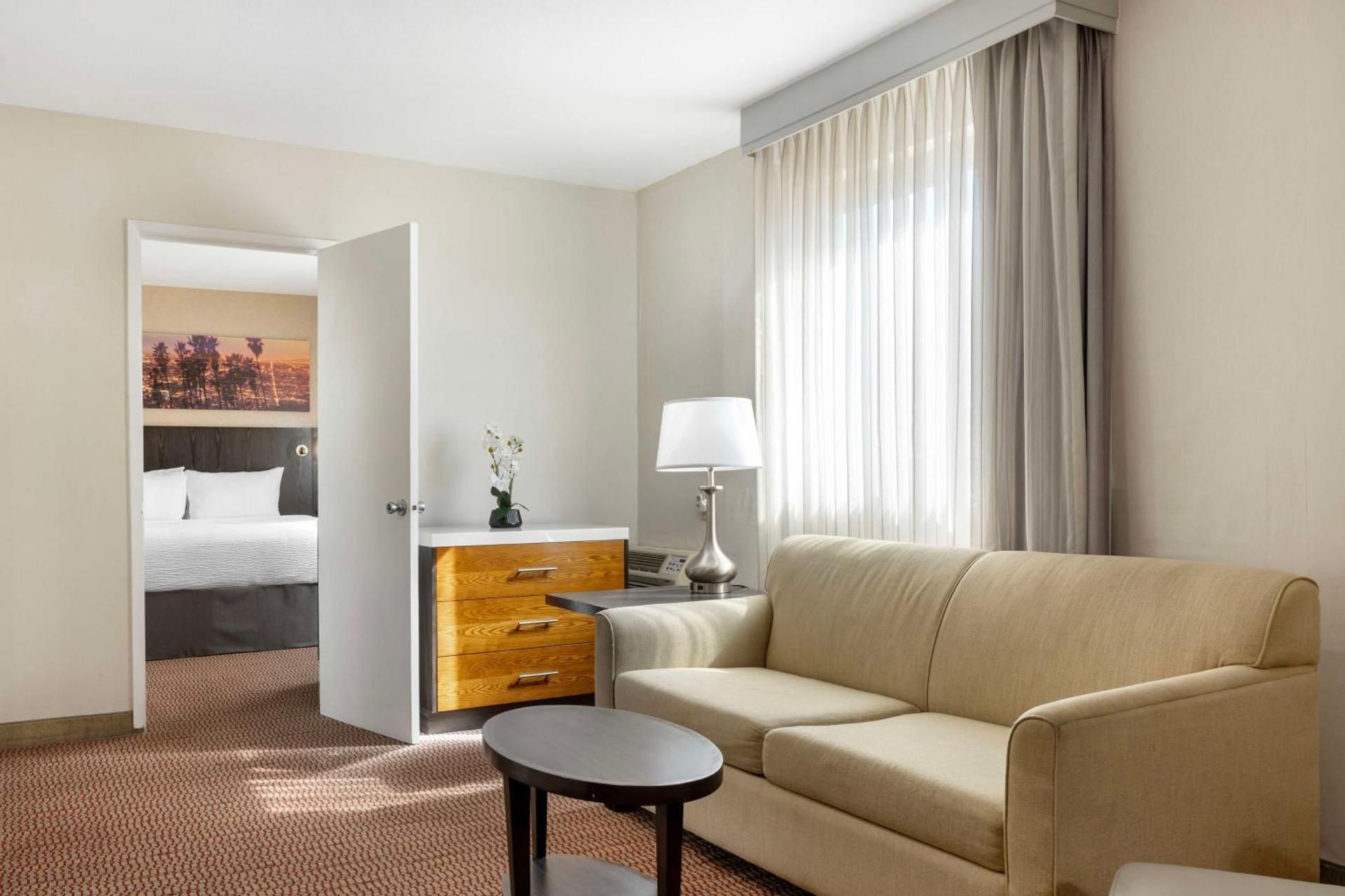 Suite - 1 Queen Bed, Nonsmoking, Sofabed