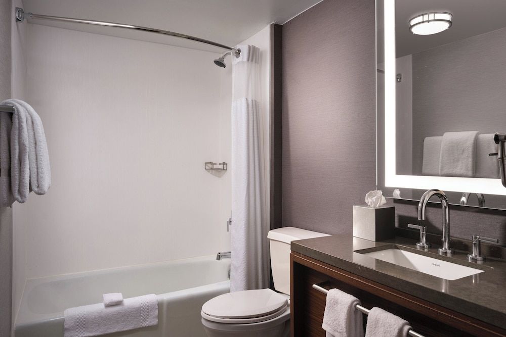 Courtyard by Marriott Los Angeles Century City/Beverly Hills Room, 1 Queen Bed 5