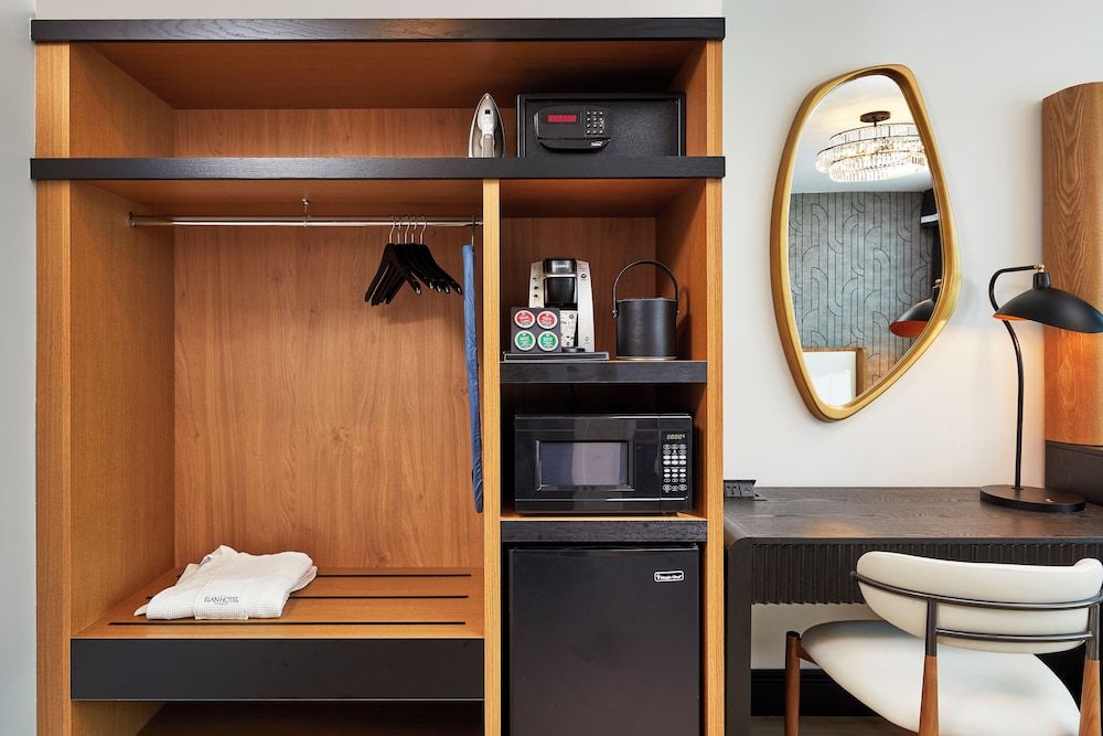 Elan Hotel Executive Room, 1 King Bed 7