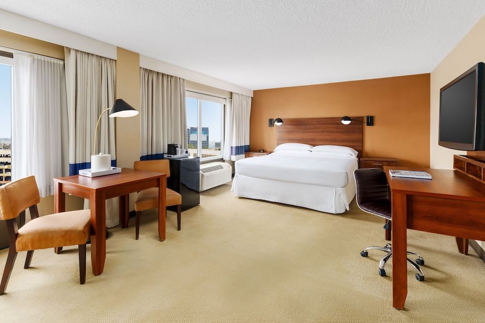 Junior Suite, 1 King Bed (Mobility Accessible, Roll-In Shower)