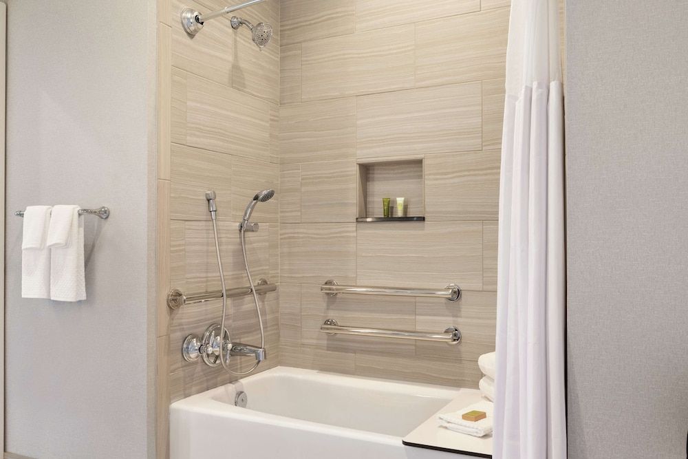 Room, 1 King Bed, Accessible, Bathtub