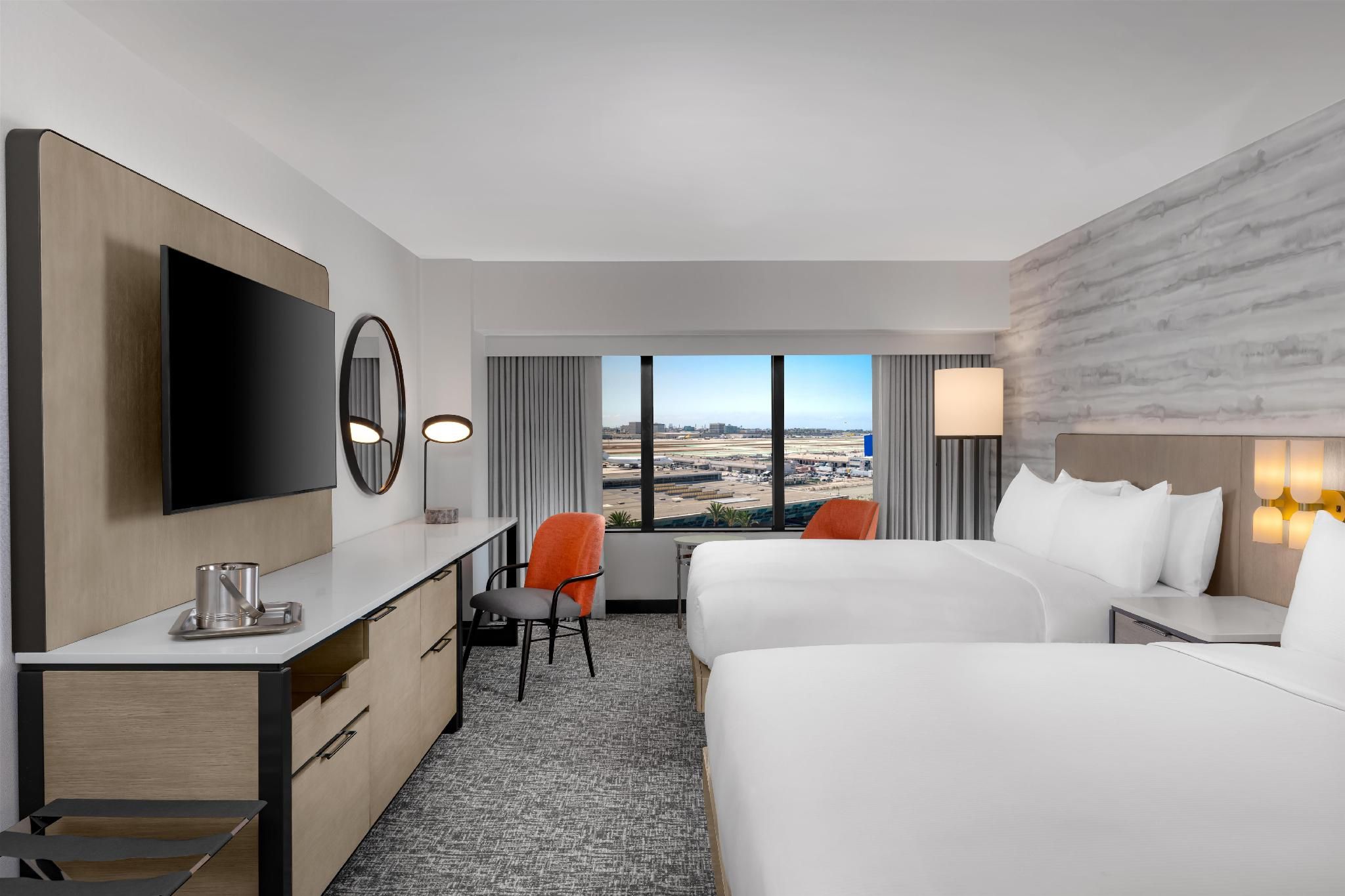 2 queen beds runway view