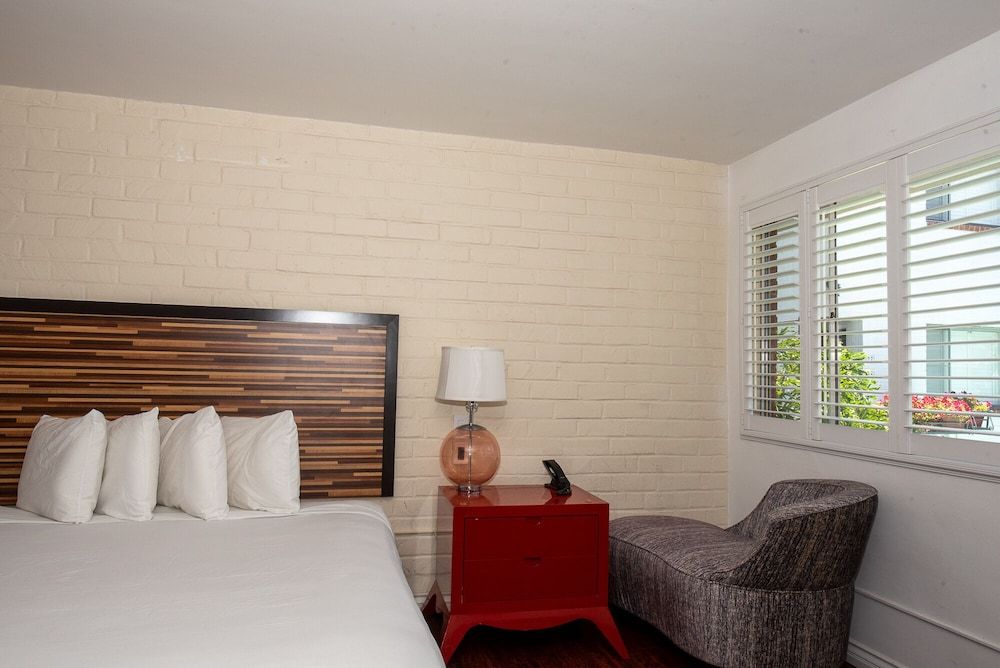 Hollywood Downtowner Deluxe Suite, 1 King Bed 3