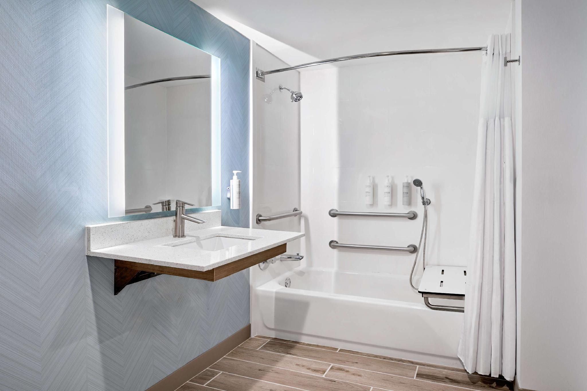 2 Queen Mobility/Hearing Accessible w/Bathtub