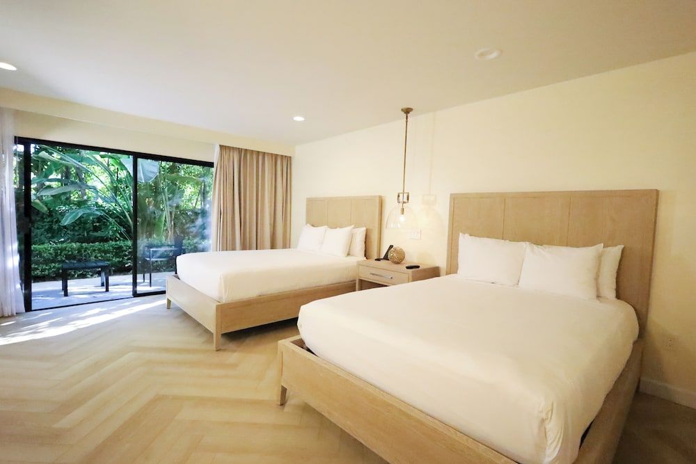undefined Luxe Sunset Boulevard Hotel 6