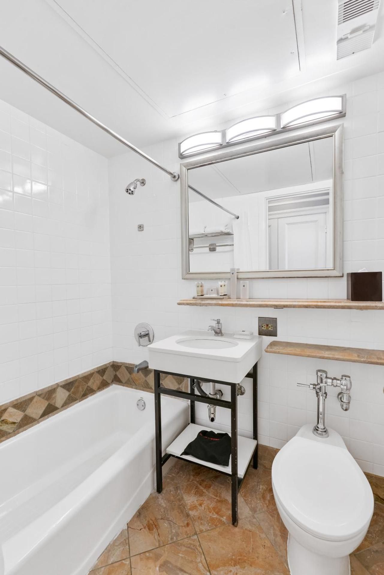 Biltmore Los Angeles Deluxe King 2