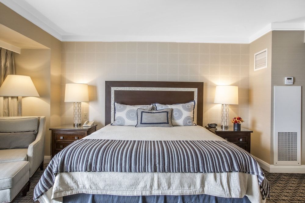 Deluxe Room, 1 King Bed, Accessible