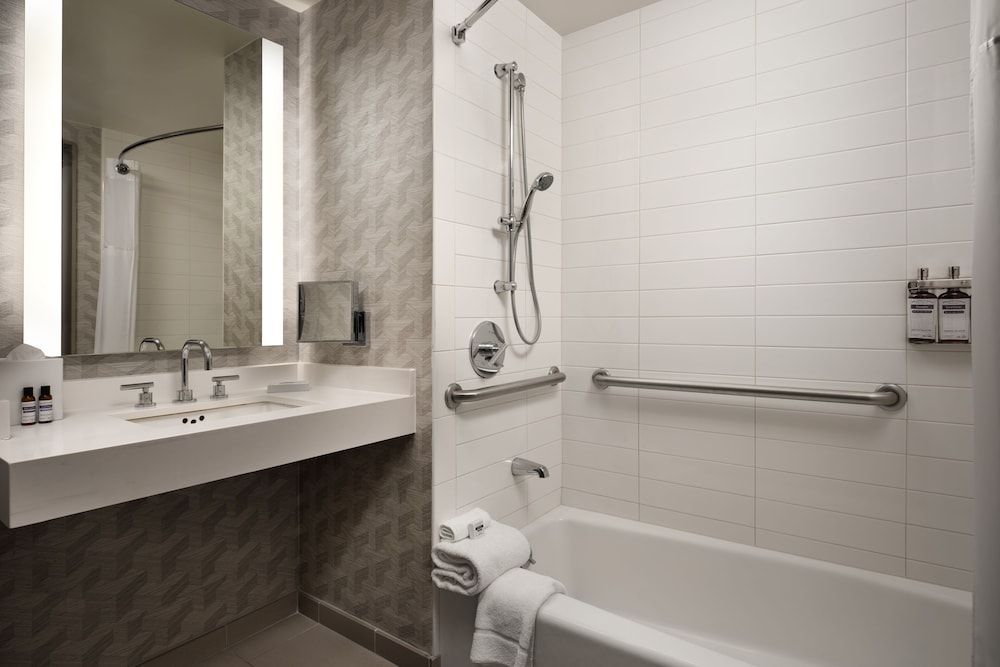 Hyatt Regency Los Angeles International Airport 1 King Bed, Accessible, Bathtub 3