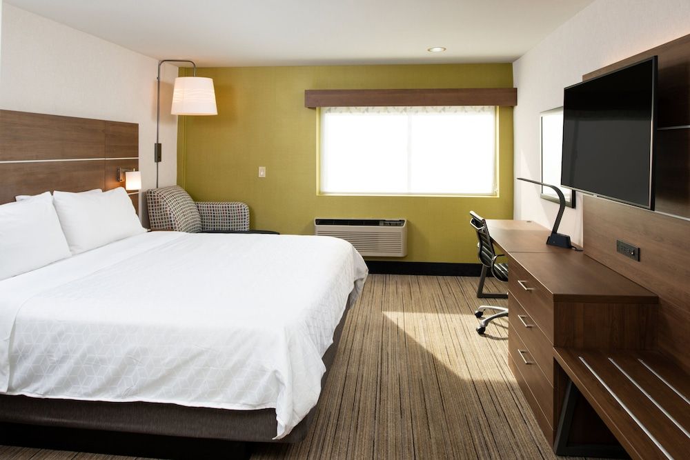 Holiday Inn Express Los Angeles Downtown West by IHG Standard Room, 1 King Bed, Accessible (Roll-In Shower) 3