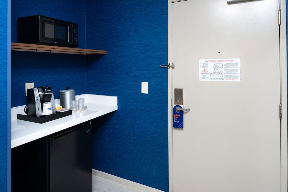 Holiday Inn Express Los Angeles Downtown West by IHG Standard Room, 1 King Bed, Accessible (Roll-In Shower) 5