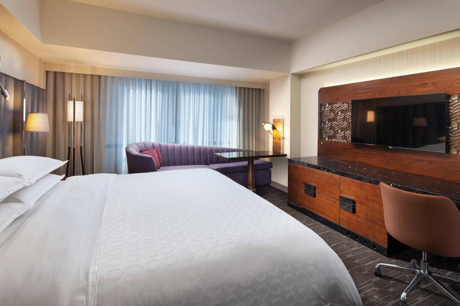 Traditional King Room with Roll-in Shower - Mobility Accessible