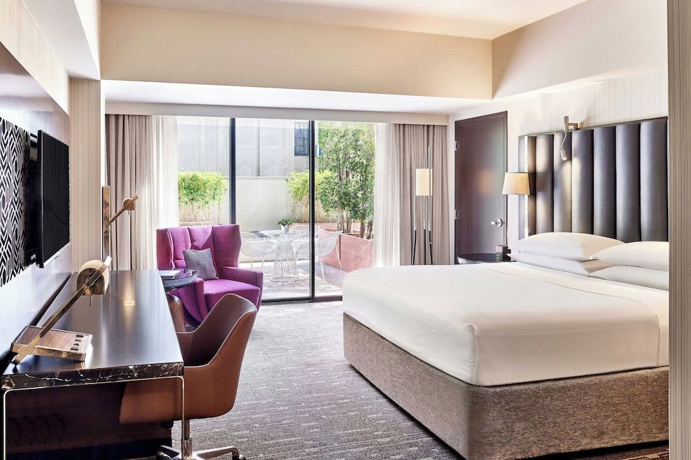 Sheraton Grand Los Angeles Traditional Room, 1 King Bed (Mobility Accessible, Tub) 2