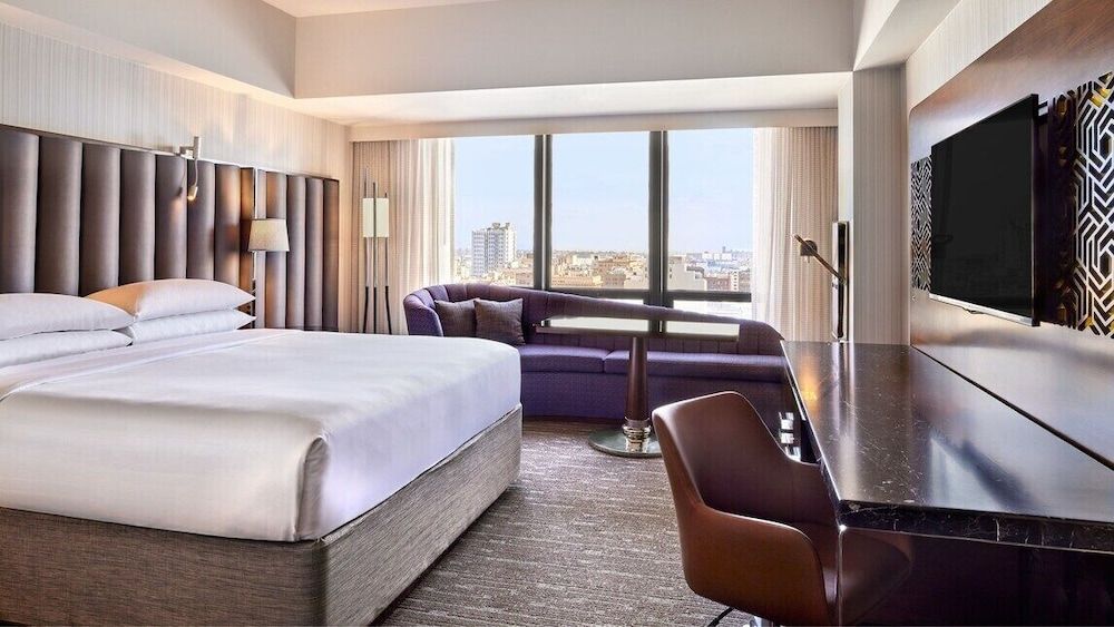 Deluxe Room, 1 King Bed, City View (Mobility Accessible, Roll-In Shower)