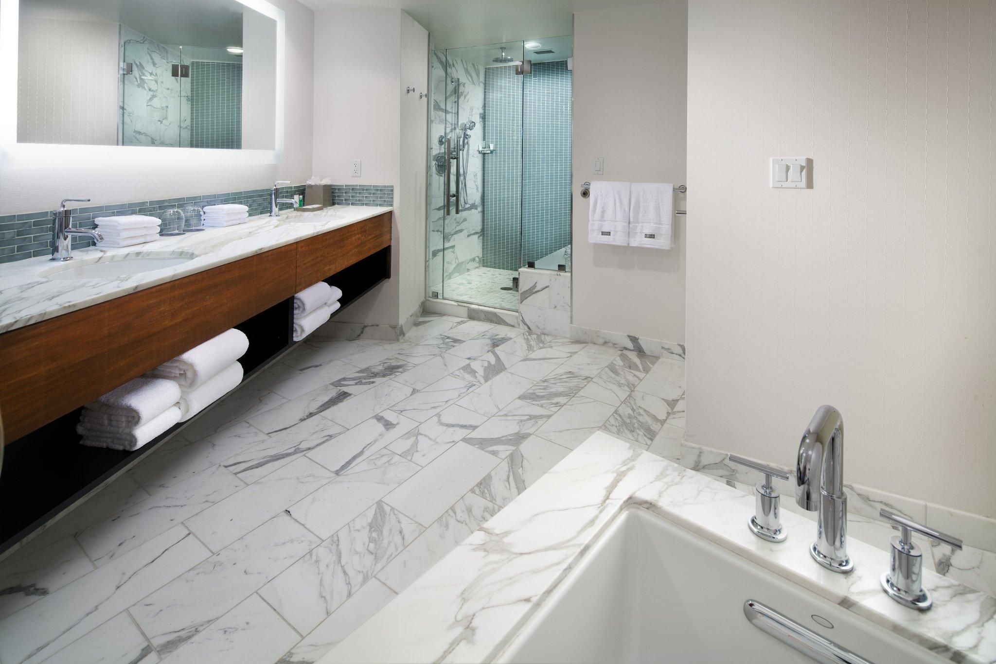 Bunker Hill Suite, 2 Bedroom Bi-level Suite, Bedroom 1: 1 King, Bedroom 2: 2 Double, City view