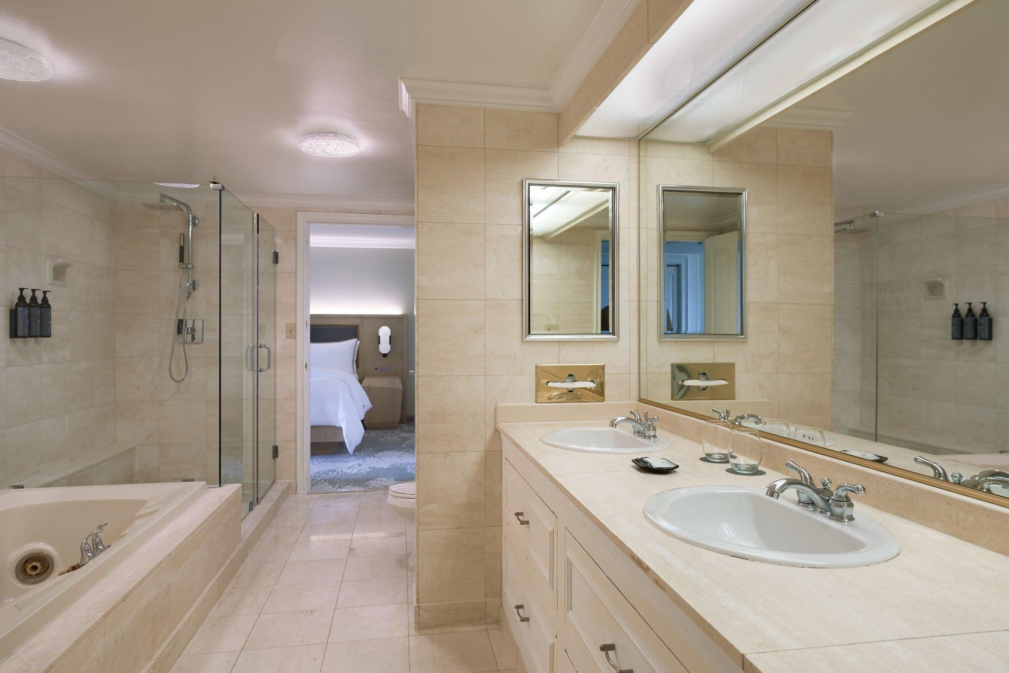 Luxury Suite King, Executive lounge access, Suite, 1 King, Sofa bed, Balcony
