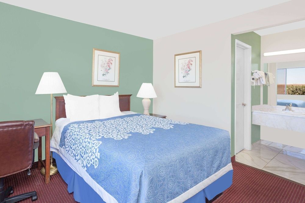 Deluxe Room, 1 Queen Bed, Non Smoking