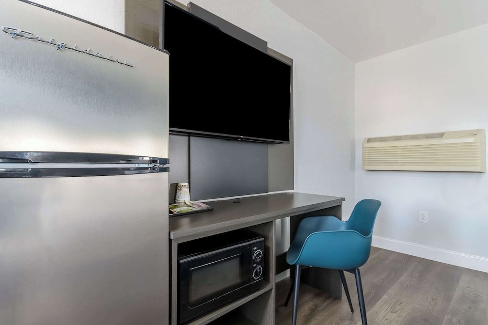 Studio 6 Suites Madera, California - Yosemite Standard Room, 2 Queen Beds, Accessible, Non Smoking 6