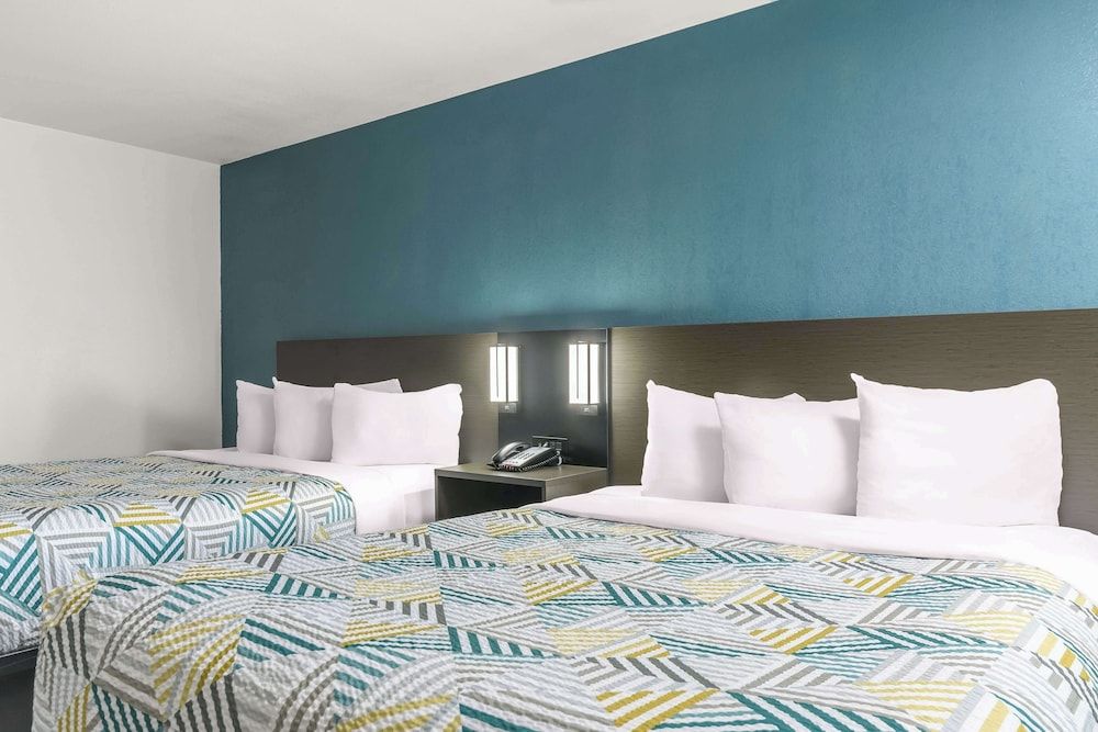 Studio 6 Suites Madera, California - Yosemite Standard Room, 2 Queen Beds, Non Smoking, Refrigerator & Microwave