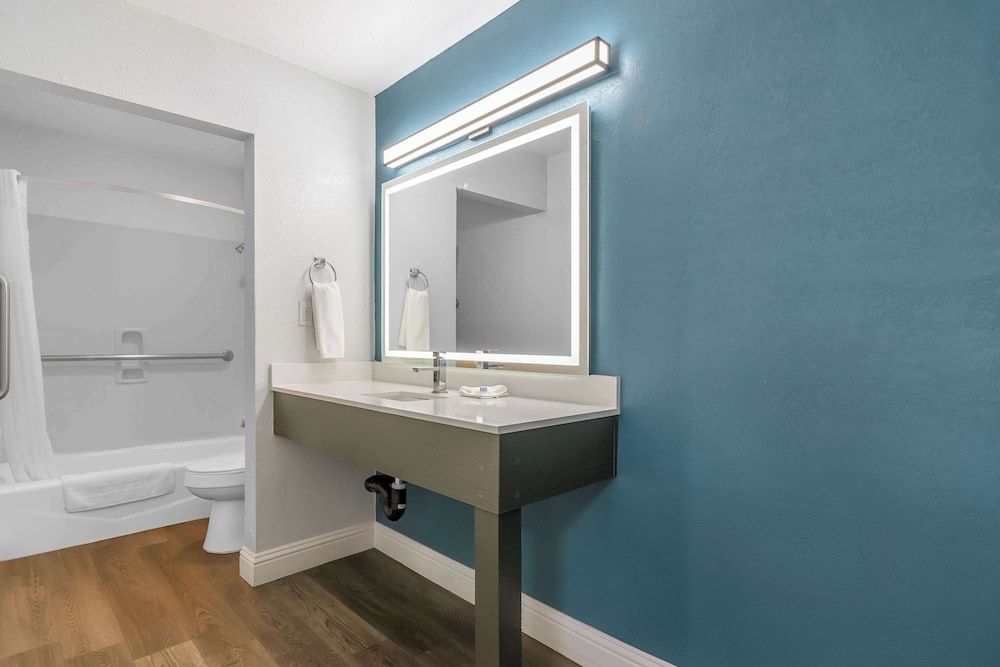 Studio 6 Suites Madera, California - Yosemite Standard Room, 2 Queen Beds, Accessible, Non Smoking 5