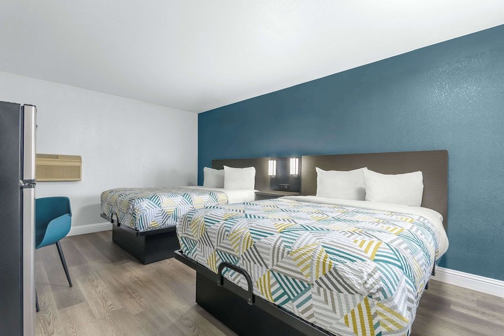 Studio 6 Suites Madera, California - Yosemite Standard Room, 2 Queen Beds, Accessible, Non Smoking