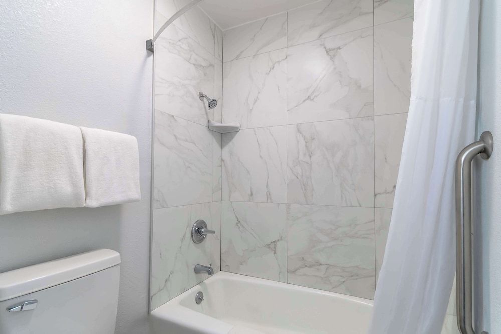 Studio 6 Suites Madera, California - Yosemite Standard Room, 2 Queen Beds, Accessible, Non Smoking 3