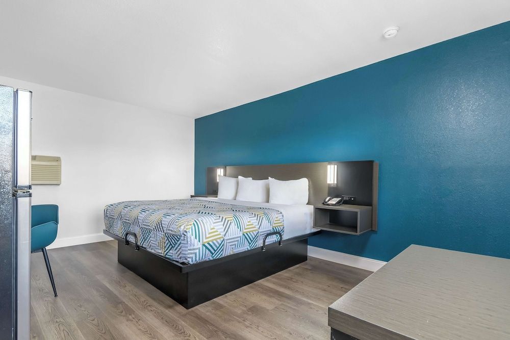 Studio 6 Suites Madera, California - Yosemite Standard Room, 1 King Bed, Non Smoking, Refrigerator & Microwave