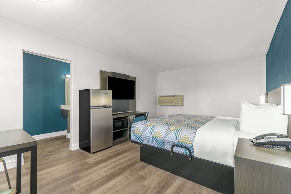 Studio 6 Suites Madera, California - Yosemite Standard Room, 1 King Bed, Non Smoking, Refrigerator & Microwave 2