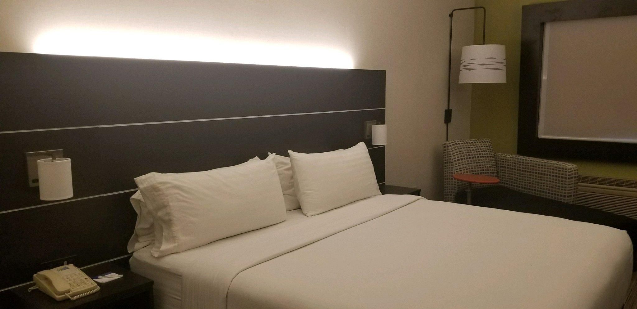 1 King Bed Leisure Non-Smoking