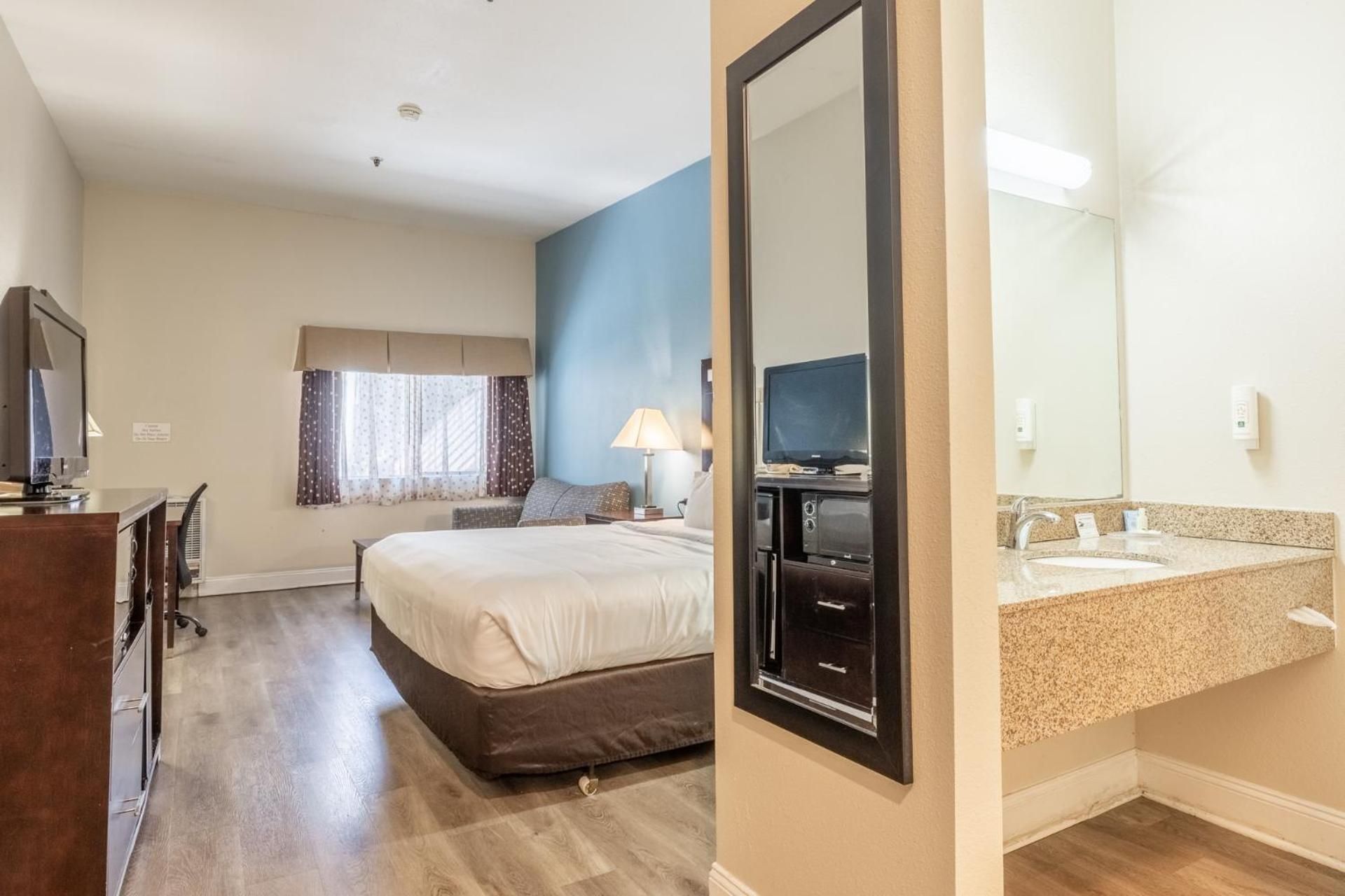 1 King Bed, Business Room, Nonsmoking