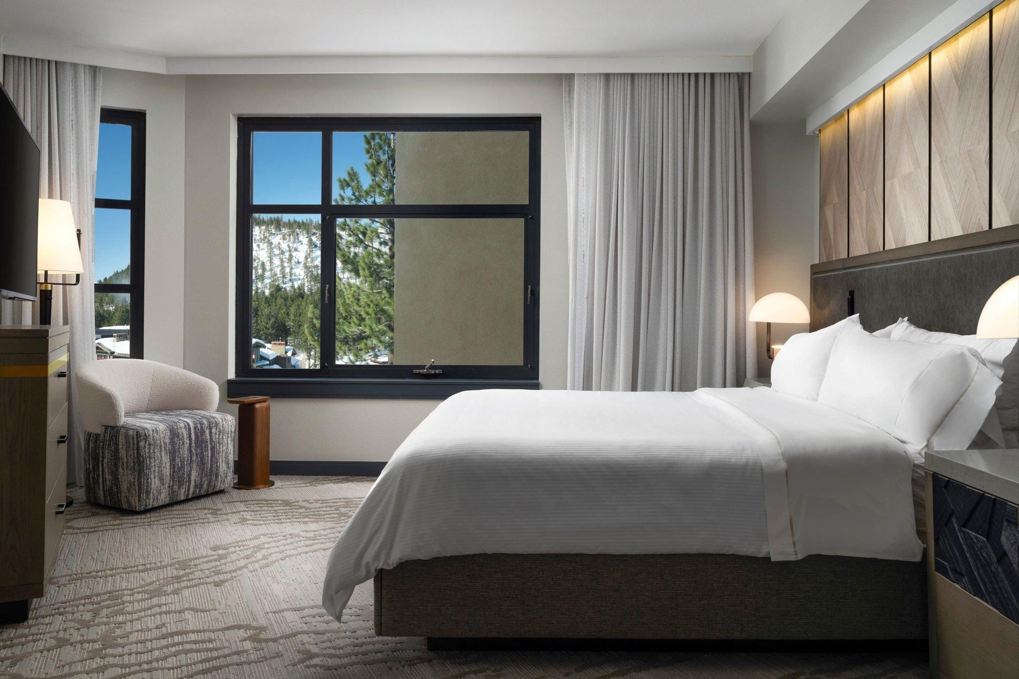 Mammoth One Bedroom Suite, 1 Bedroom Larger Suite, 1 King, Sofa bed, Balcony, Fireplace
