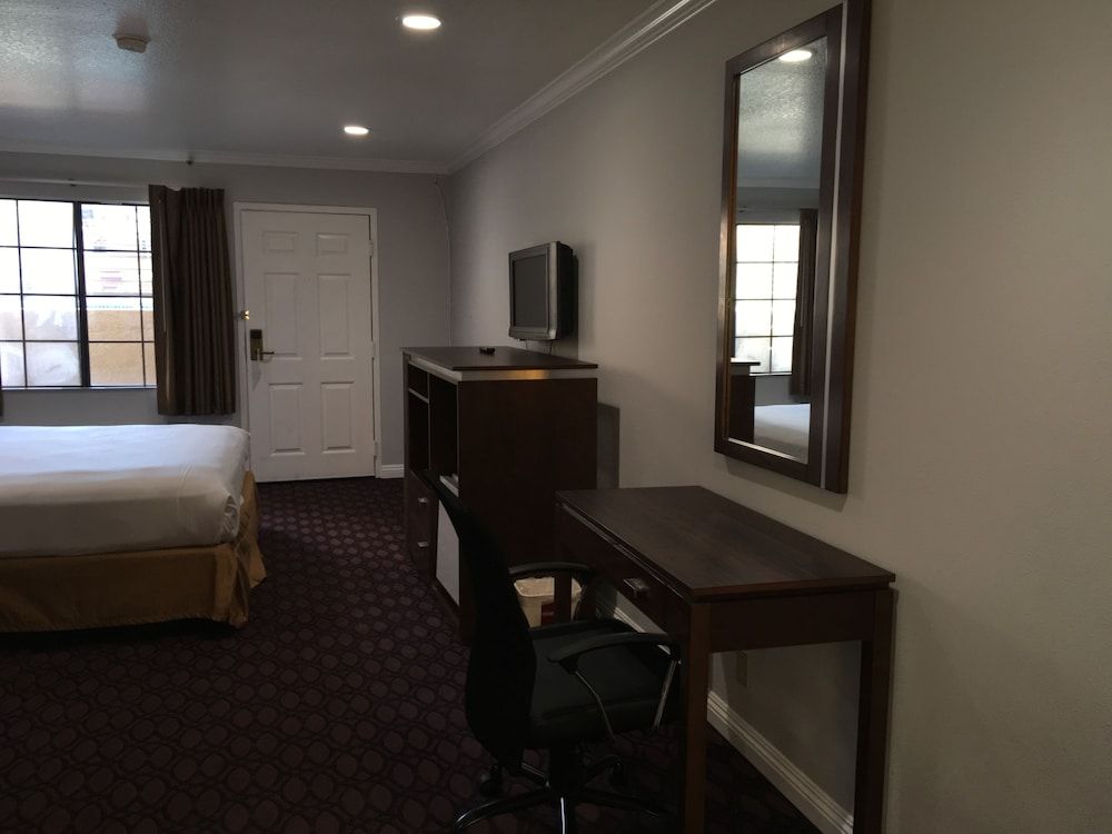 Hotel Pacific Manhattan Beach Queen Accessible 6