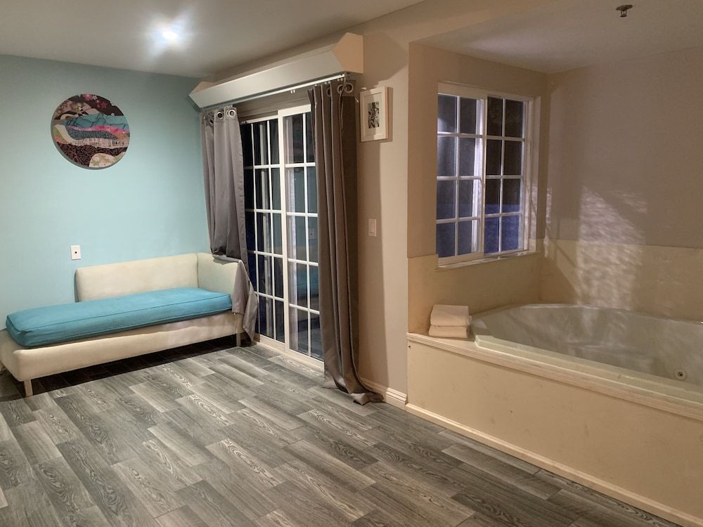 The Wave Manhattan Beach King Spa Suite w/ Private Balcony 4