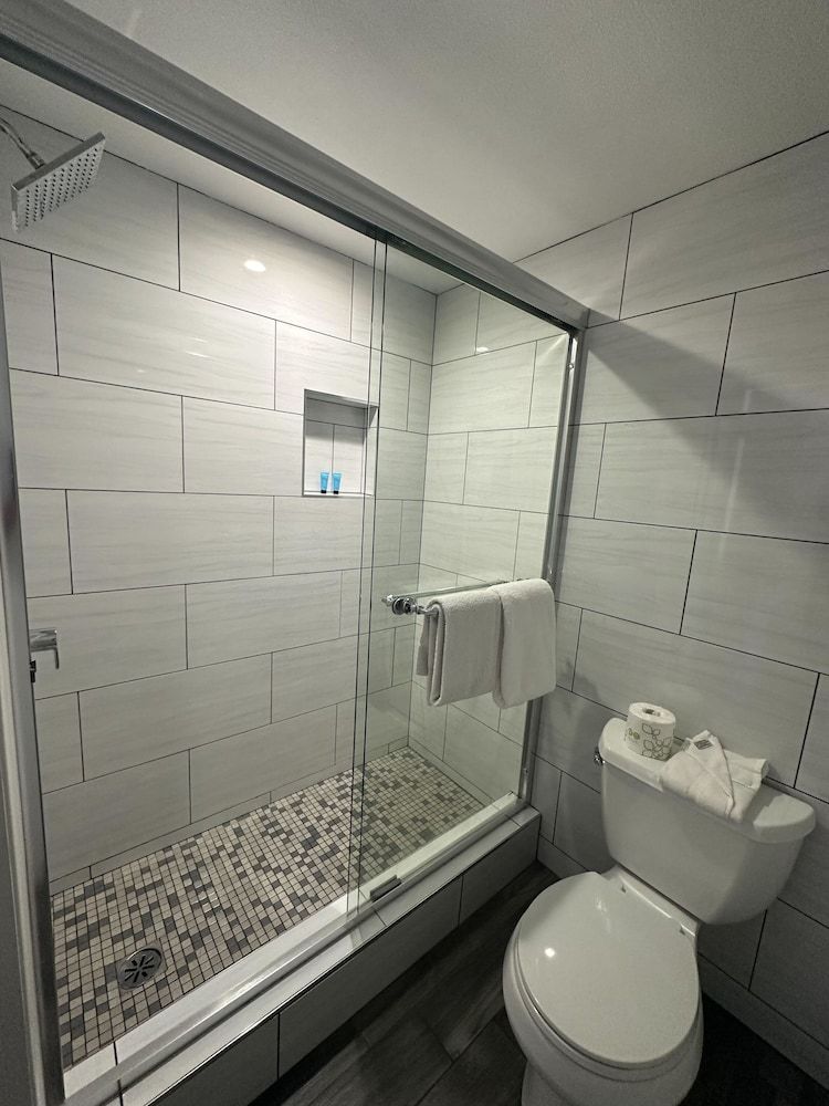 The Wave Manhattan Beach Standard Room, 2 Queen Beds, Non Smoking 4