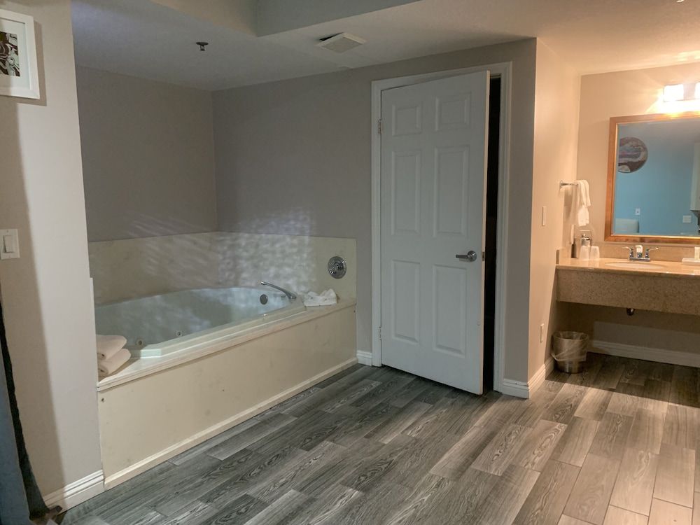 The Wave Manhattan Beach King Spa Suite w/ Private Balcony 3