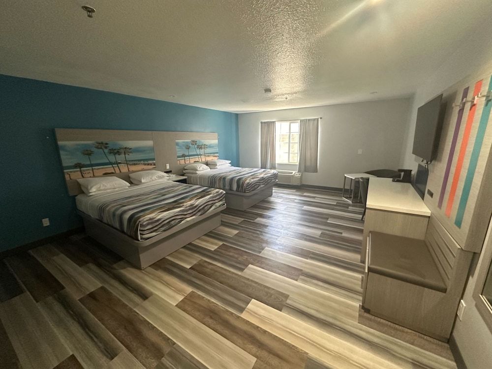 The Wave Manhattan Beach Standard Room, 2 Queen Beds, Non Smoking