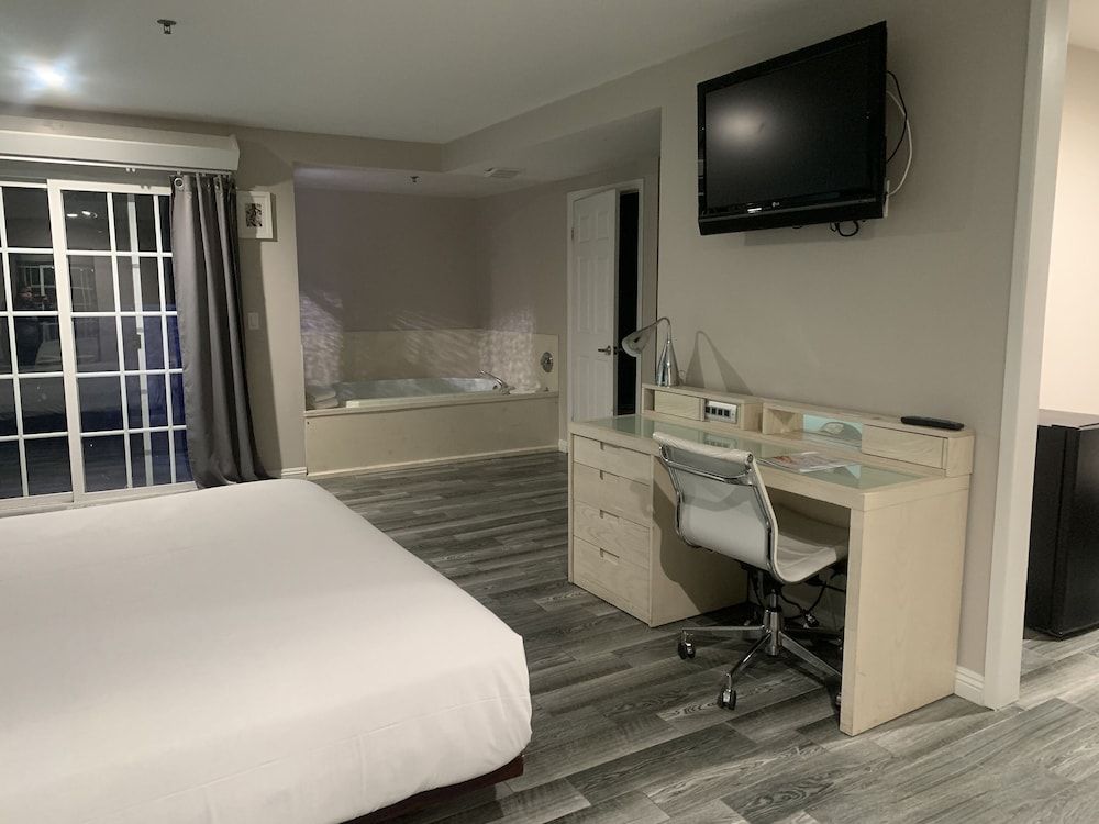 The Wave Manhattan Beach King Spa Suite w/ Private Balcony