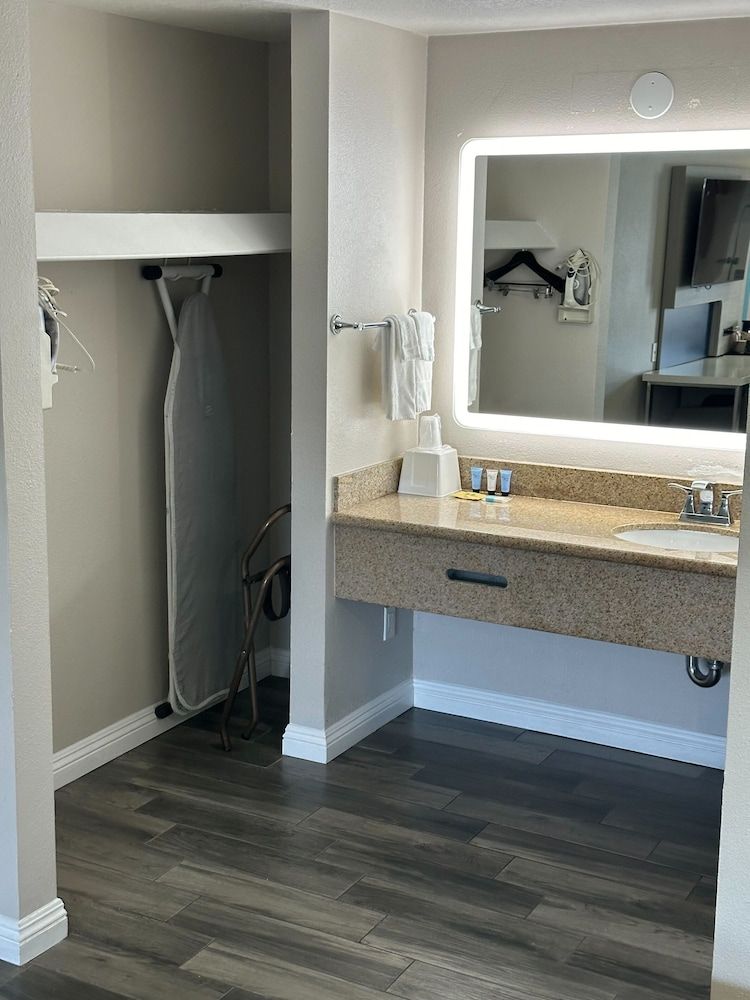 The Wave Manhattan Beach Standard Room, 2 Queen Beds, Non Smoking 3