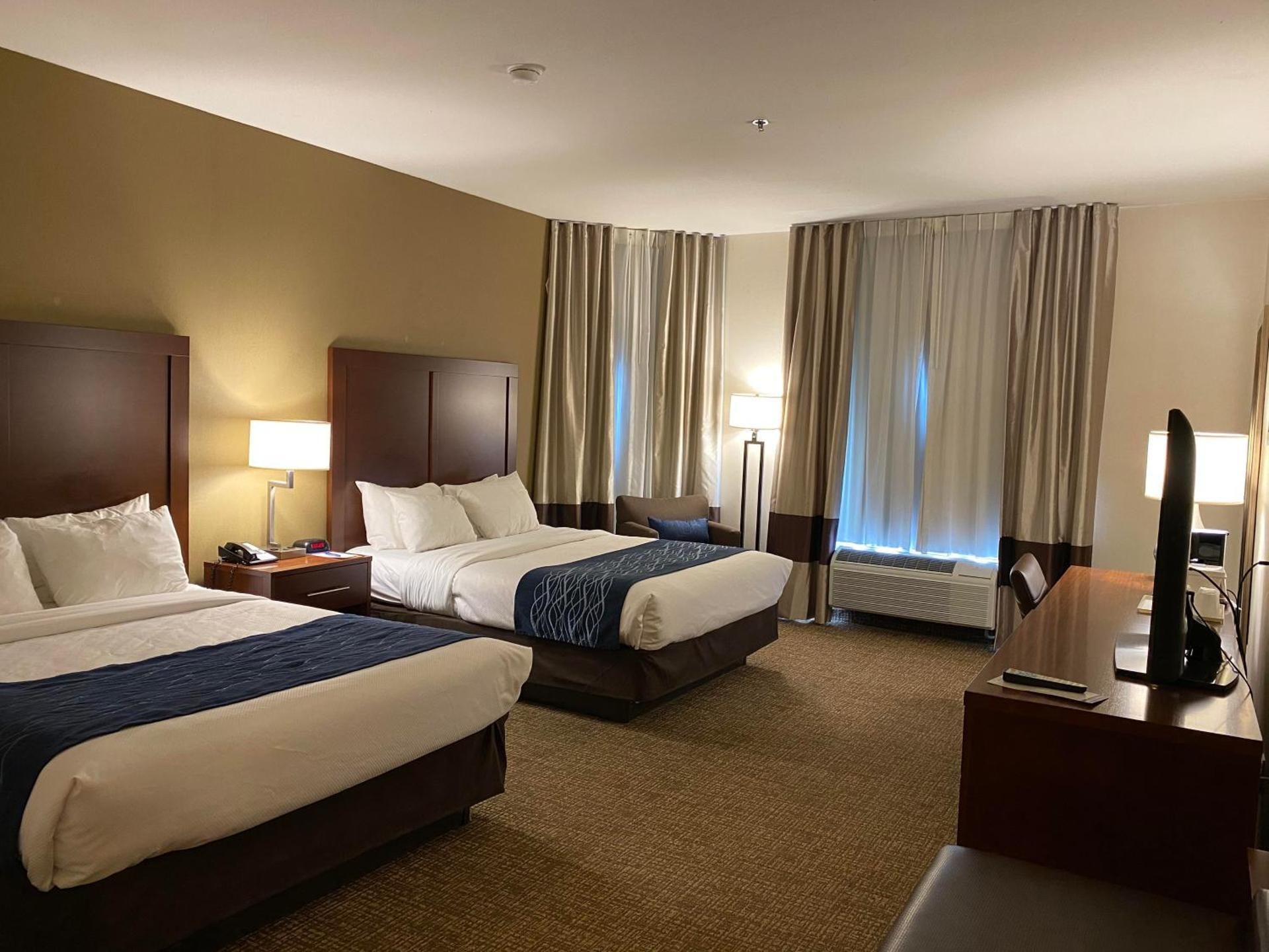 2 Queen Beds, Suite, Nonsmoking