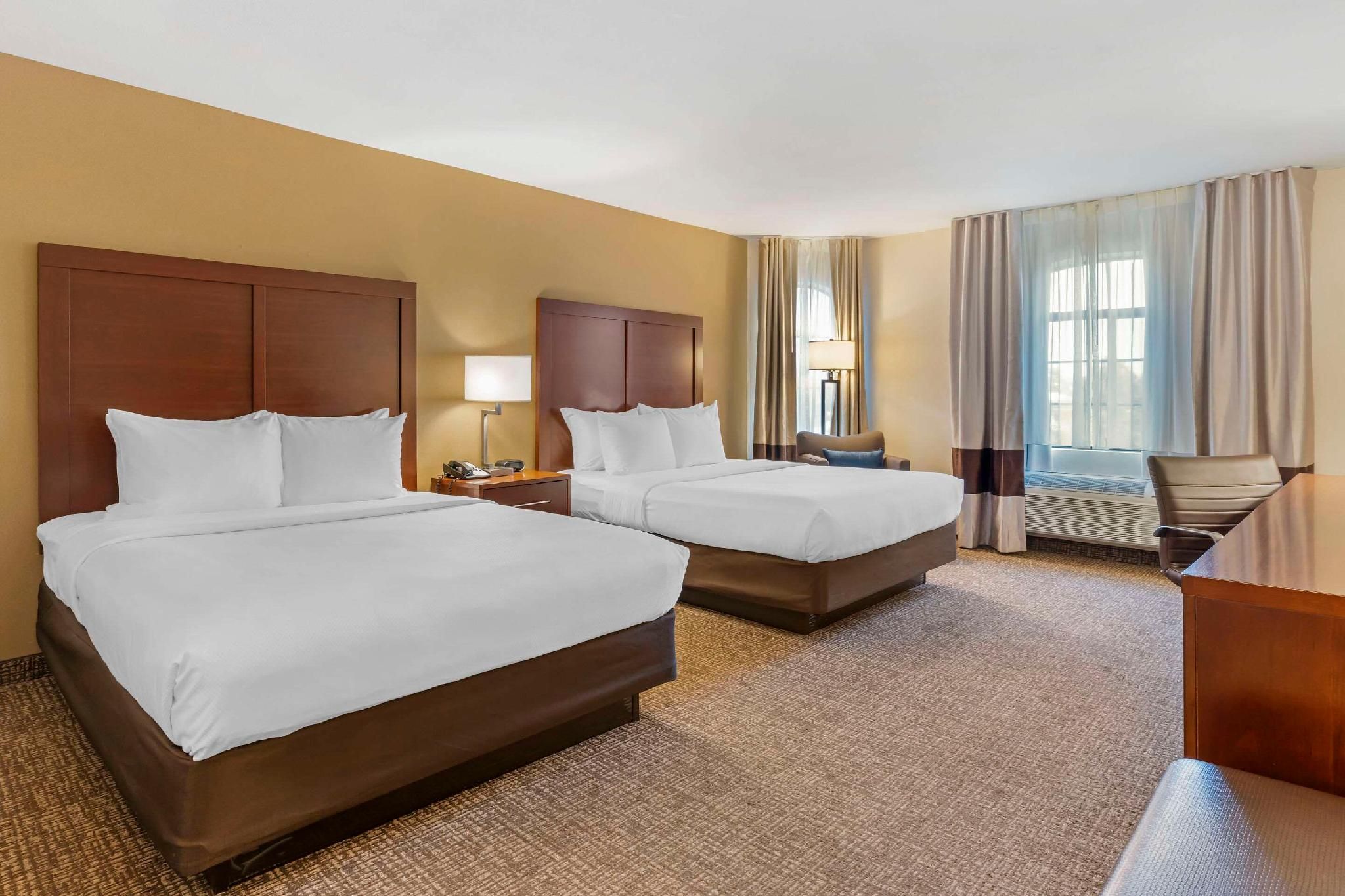 2 Queen Beds, Suite, Nonsmoking