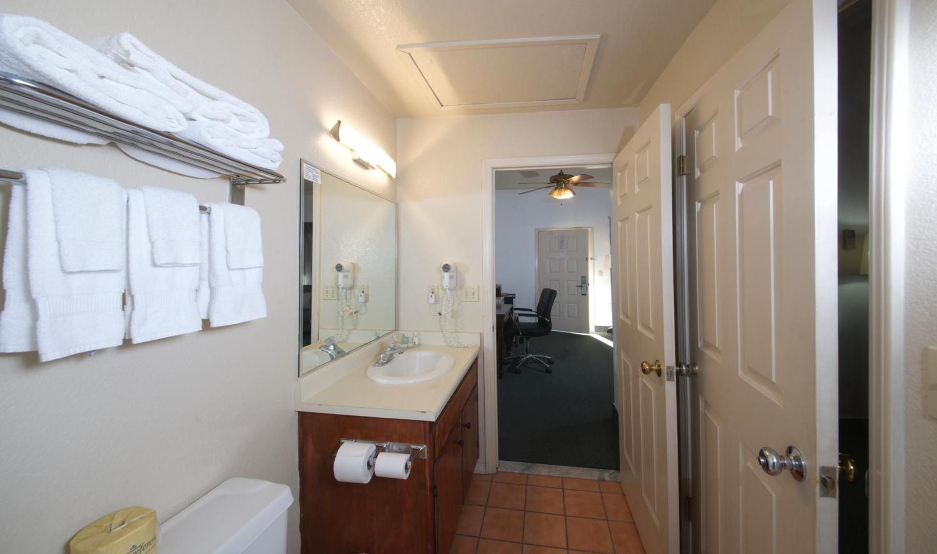 2 King Beds, Suite, Nonsmoking
