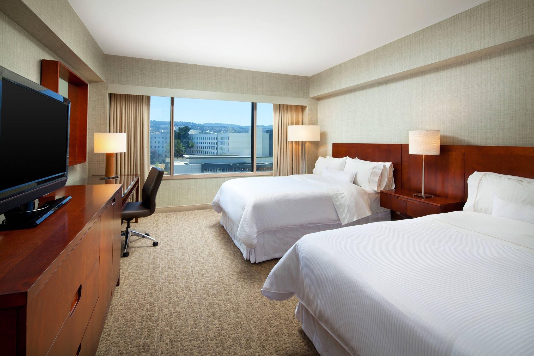 Deluxe Guest room, 2 Double, Airport Runway view