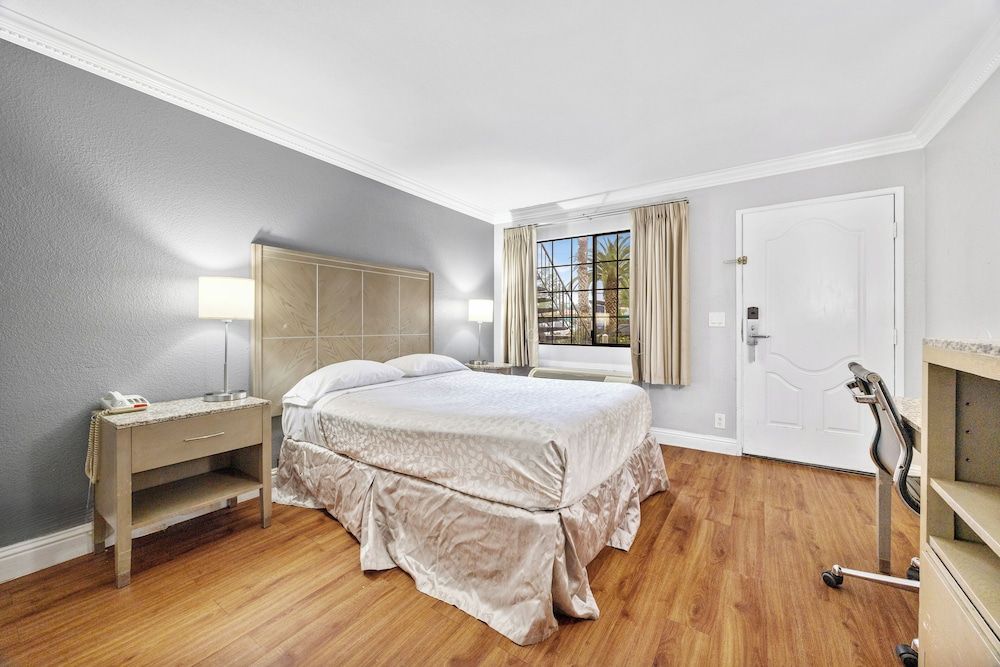 Americas Best Value Inn Milpitas Silicon Valley Standard Room, 1 Queen Bed, Accessible, Non Smoking 3