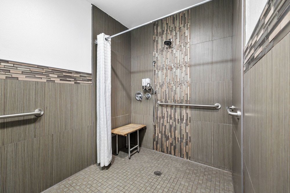 Americas Best Value Inn Milpitas Silicon Valley Standard Room, 2 Queen Beds, Accessible, Non Smoking 4