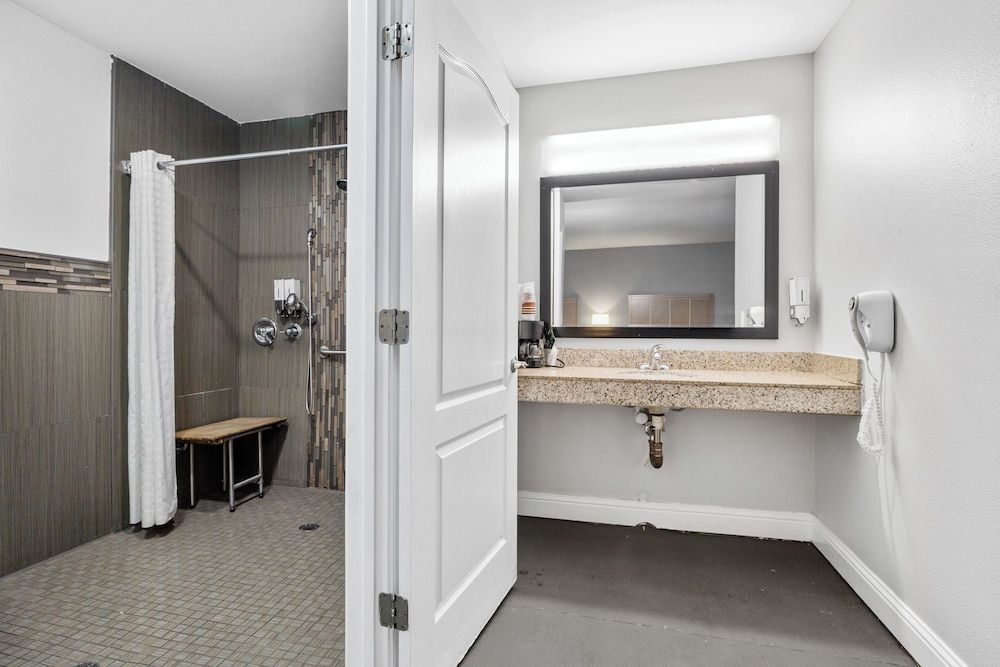 Americas Best Value Inn Milpitas Silicon Valley Standard Room, 2 Queen Beds, Accessible, Non Smoking 3