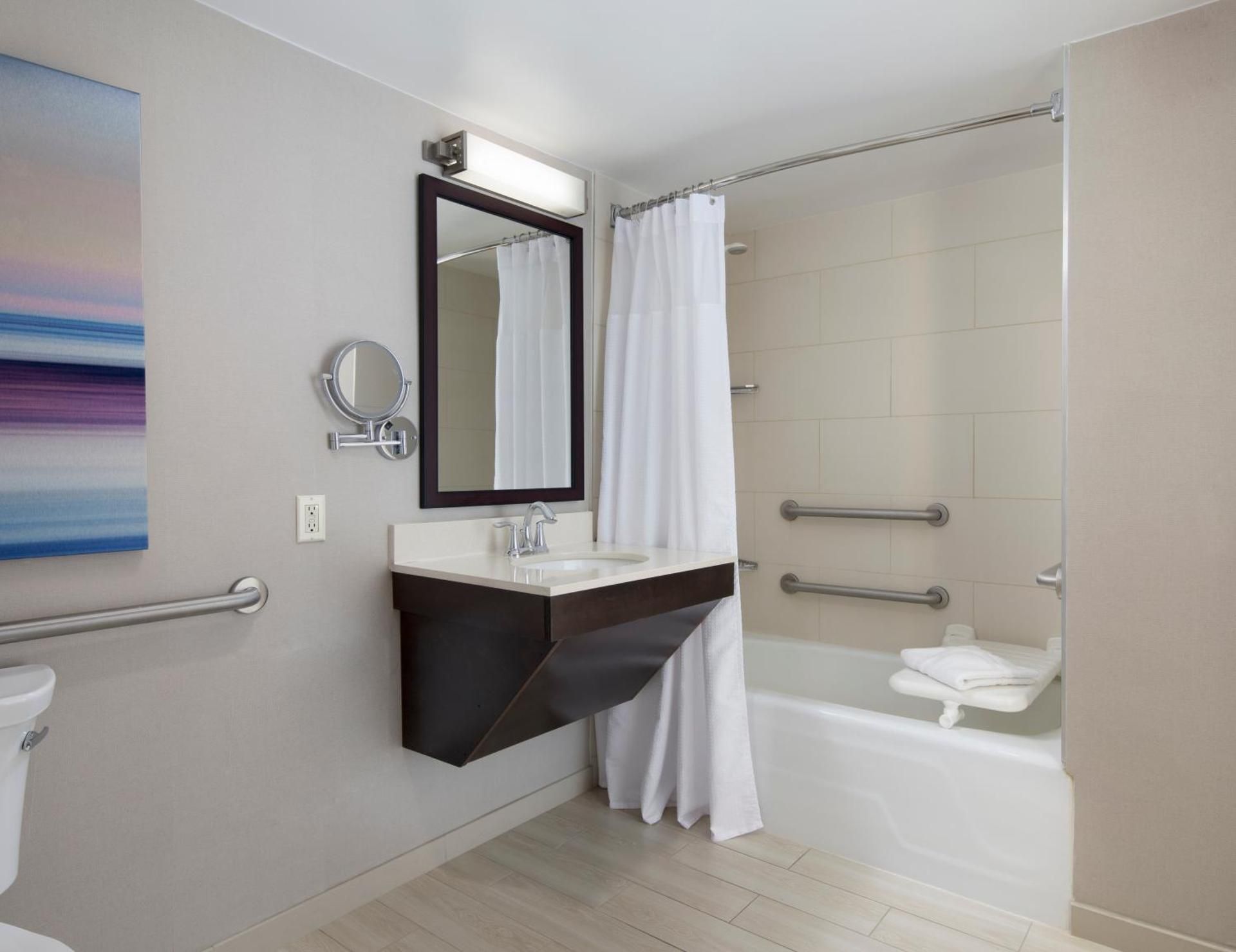 Executive Queen Room with Accessible Tub - Mobility/Hearing Accessible