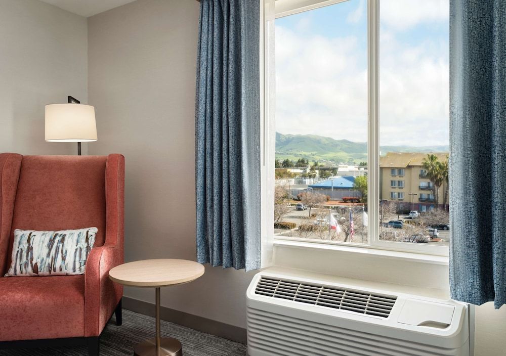 1 KING PREMIUM W/IN-ROOM DRINKS-SNACKS