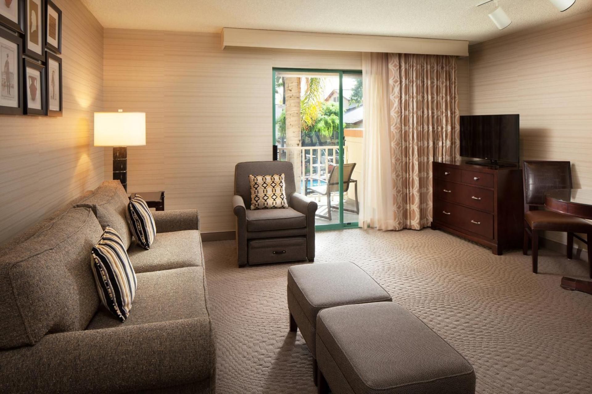 1 Bedroom 2 room Suite, 1 King, Alternate: Murphy/wall bed, Courtyard view, Balcony